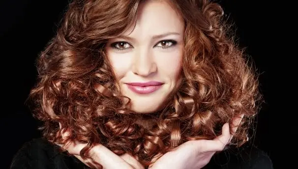 Wie pflegt man lockiges Haar?